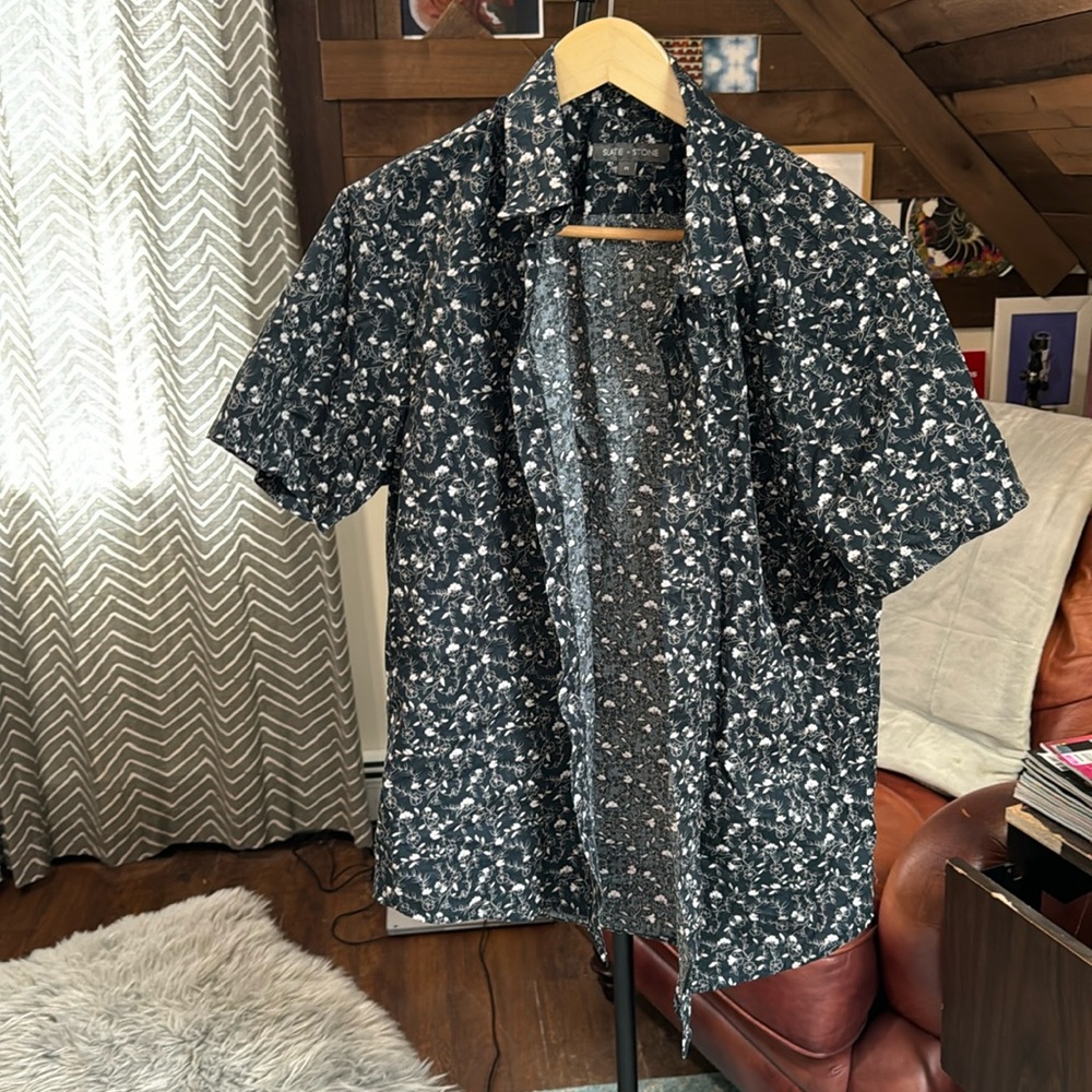 Excellent condition Slate and Stone short sleeve button down